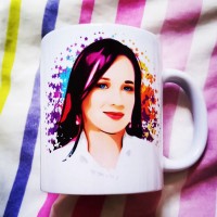 Caneca Caricatura Digital de Mulher com Estrelas Coloridas